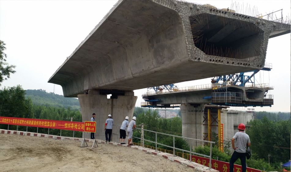 漢十鐵路谷城特大橋跨襄渝鐵路轉體橋（中鐵十二局）